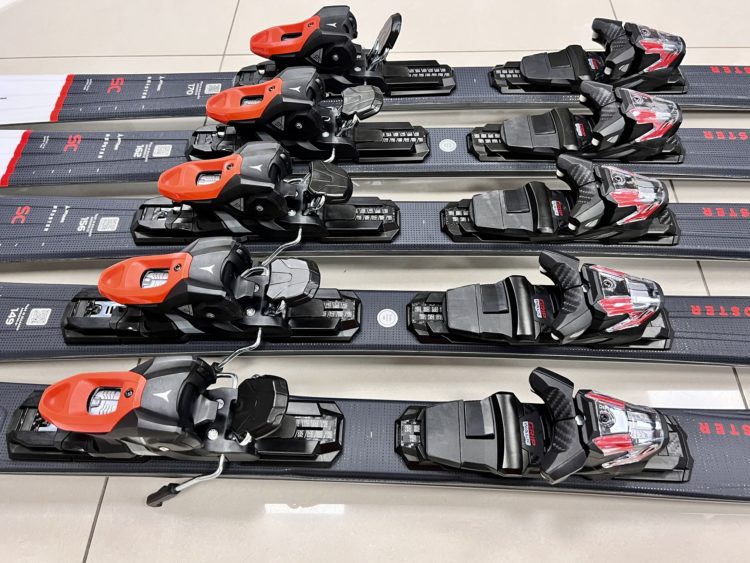 2023 AKCIA ATOMIC nová kolekcia: Zjazdové lyže s viazaním ATOMIC REDSTER SC red + EM10 GW