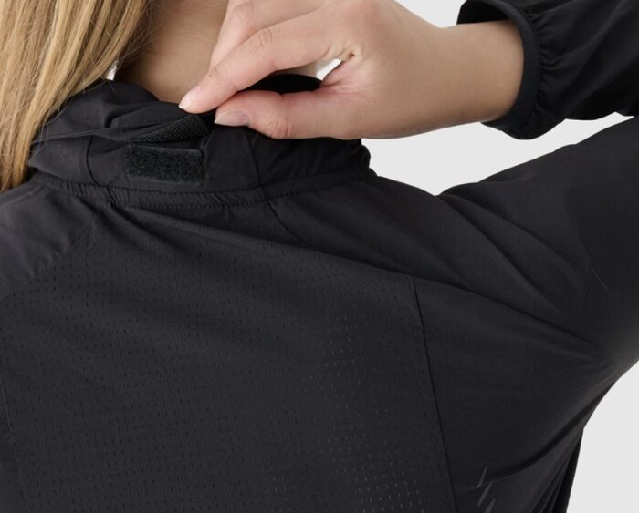 4F Akcia: Dámska bežecká zbaliteľná bunda Ultralight 4F TTJAF0773 black