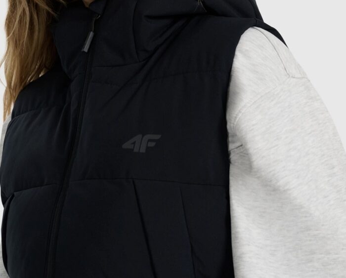 4F Akcia: Dámska vesta so syntetickou páperovou výplňou TVJAF327 black
