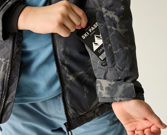 2026 Akcia Dare2b nová kolekcia: Detská lyžiarska bunda Wing It Jacket DKP581 dark cracked print